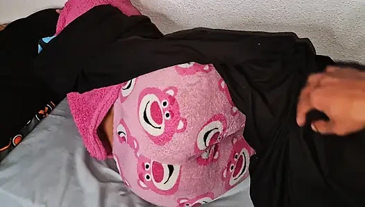 Ev arkadaşım odasına kapıyı kapatmayı unutuyorum, beni erkek arkadaşıyla karıştırıyor ve sonunda onun sıkı amını sikiyorum