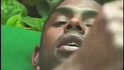 Zenci adam büyük yarağına mastürbasyon yapıyor