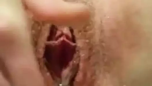 kız arkadaşı sürtünme onu KEDİ işiyor altın akışları bu işemek