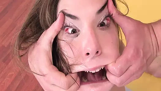 Deneyimsiz küçük sürtük derin boğaz alır ve erkek arkadaşıyla seks seviyor