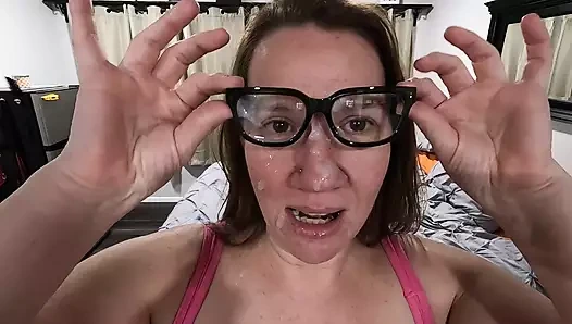 Beni sikmek ve gözlüğüme boşalmak için okumamı yarıda kesti