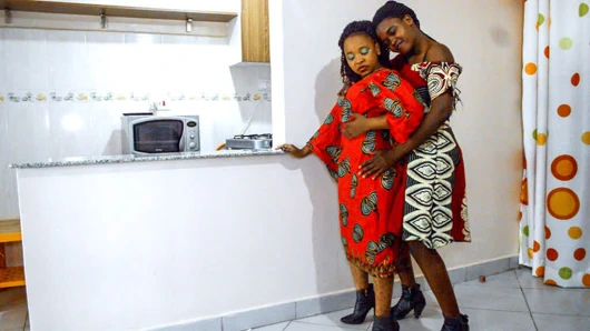 Düzgün vücutlu xhosa lezbiyenler makaslama yapmak dışarı sonra romantik tind