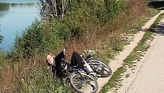 Yaramaz Fransız hatun açık havada gösteride sikiliyor