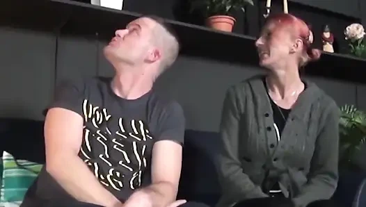 Ahlaksız erkek delisi birden fazla yarak için bacaklarını açıyor