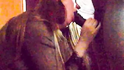 Dili yarağımı öpüyor ve sonra yanaklarını hafife alıyorum