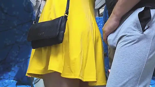 Toplu taşıma araçlarının içinde riskli elle muamele! Edepsiz yabancı kızın elini kullanarak boşalıyor