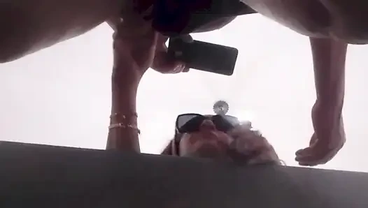 Muhteşem orta yaşlı seksi kadın oral seks ve boşalma
