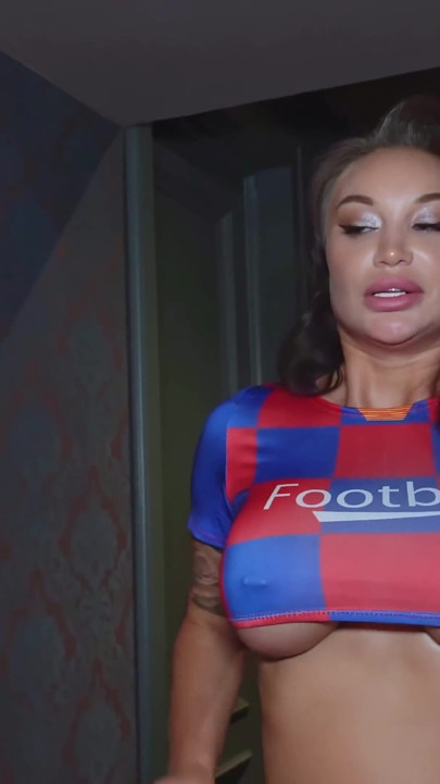 Futbol amigo kız öğretmeninden anal seks yapıyor ve göğüslerine boşalmayla bitiyor