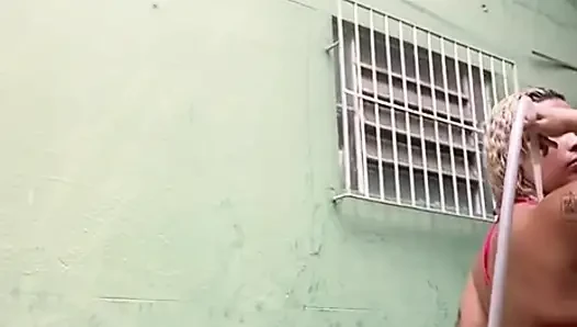 Yaramaz komşu arka bahçede gösteriş yapıyor