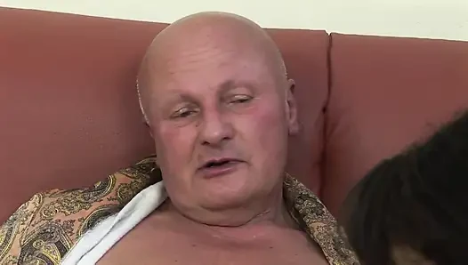 Yaş Farkı Esmer Alman Ev Hanımı Kız Silver Fox Tarafından Yakalanıyor