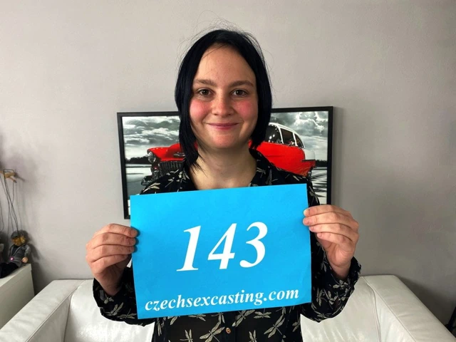 chubby piliç gösterir onu kıllı KEDİ