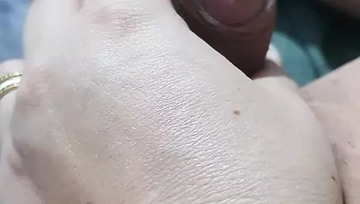 Sürtük kaltak üvey oğlunun yarağını pantolonundan çıkardı ve mastürbasyon yapıyor