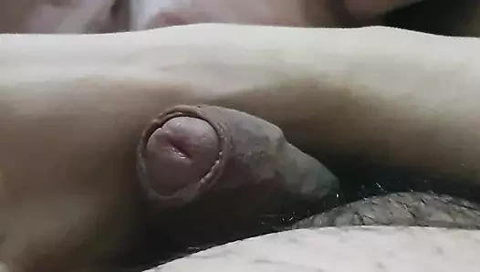 Üvey anne üvey oğlunun yarağına sert bastırıyor