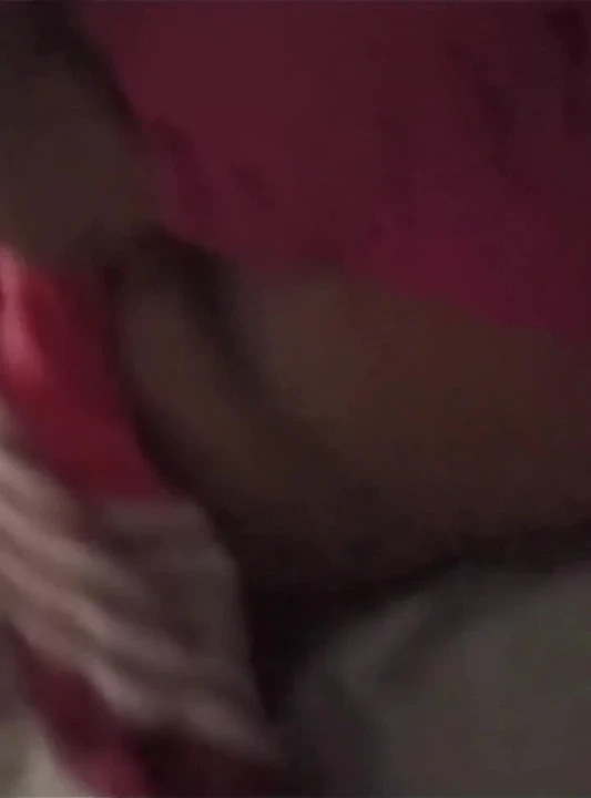 Üvey kız kardeşimi fark etmeden kaydediyorum ve onu okşuyor ve elimi ona koyuyorum