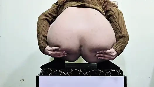 Hintli desi azgın genç kız hayranları için büyük göğüslerini gösteriyor