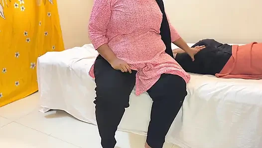 Gözlüklü 18 yaşındaki genç kız gece yarısı üvey oğlunun yatağında ateşli üvey anne kocasını aldatıyor!