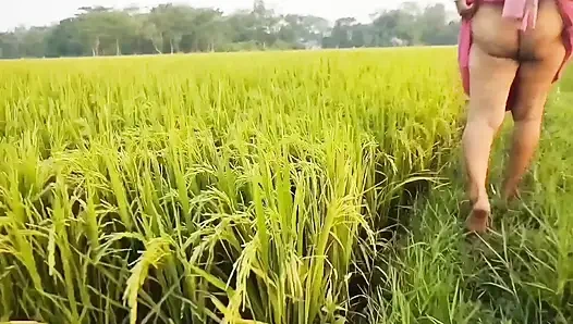 Nomita boudi açık havada çişini yaptım ve parmağımı amına soktum ve onu parmakladim.