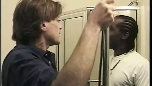 Güzel zenci kadın erkeksi adamların emiyor ve sonra iki birden alıyor