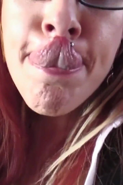 Sarışın yarak emiyor ve sonra sert bir sikiş için eğiliyor