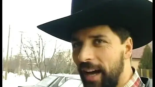 Sarışın genç kız götü sikilmeden önce büyük yarak emiyor