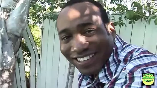 Seksi Vixen ücretsiz masaj ve sert siyah ereksiyon alıyor