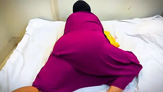 Arap tesettürlü kız oyuncağını tombul büyük göt deliğine sokuyor, zevk