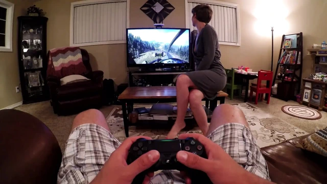 Ps4 oynarken yarağını emiyor