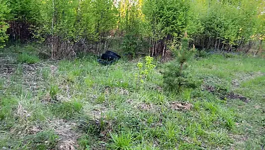 Bakış açısı Tatlı kızın ağzında yarak var, ormandan çıkmasına yardım et