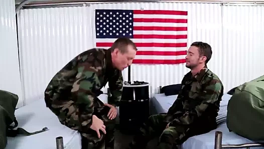 Sonraki kapı arkadaşlar ordu kampı üçlü