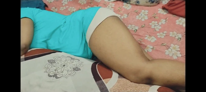 Hintli hatun ve sevgilisi yatak odasında sikişiyor