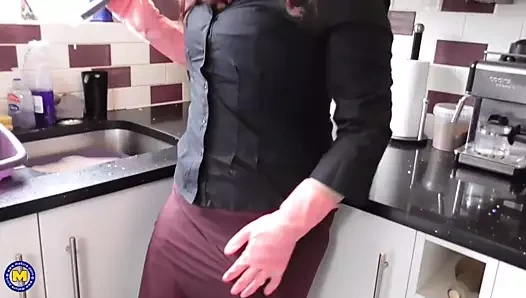 İngiliz olgun üvey scorpio ile büyük sarkık memeler