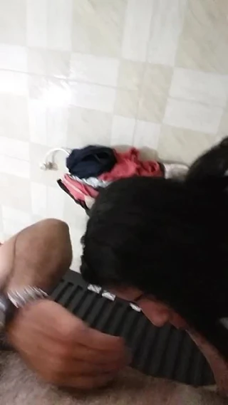 Chupando no banheiro