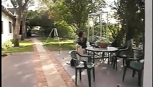 Seksi esmer kanepede bacaklarını açıyor ve kalın yarakla sikiliyor