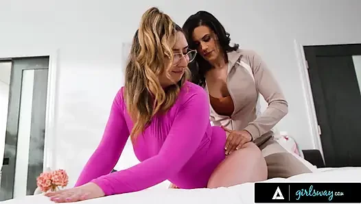Girlsway - açık orta yaşlı seksi kadın Penny Berber jimnastikçi üvey kız Nina Nova'nın esnemesine yardımcı oluyor