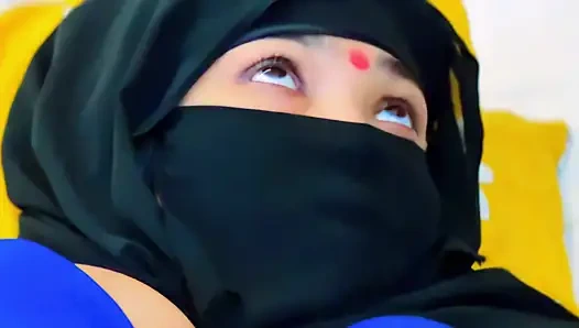 Kocam beni evde yalnız bırakıyor ama komşum her zaman sikişerek bana yardım ediyor - Mısırlı tesettürlü kız seks