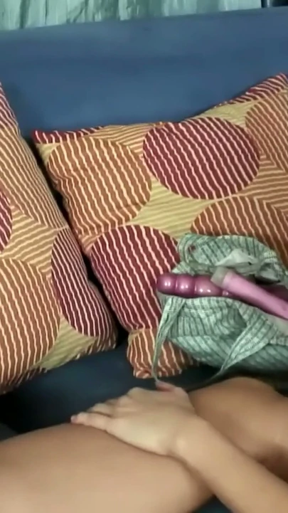 Mavi kanepede dildo sikişi - iki sarışın ve asla durmamış kalın bir oyuncak