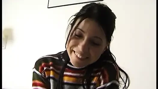 Sevimli genç esmer dildo ve yarakla oynuyor