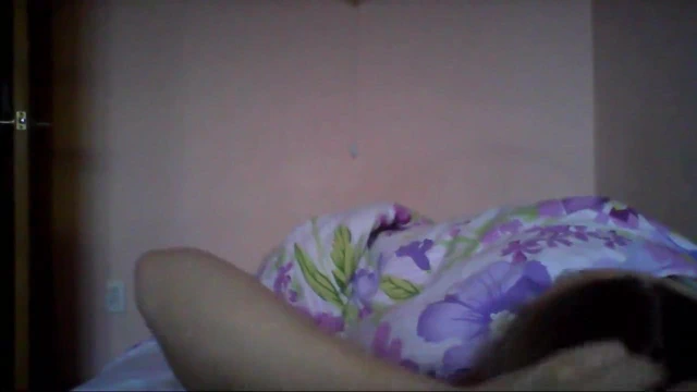 Saldırıya uğramış dizüstü bilgisayar kamerası. kız büyük göğüsleriyle oynuyor.