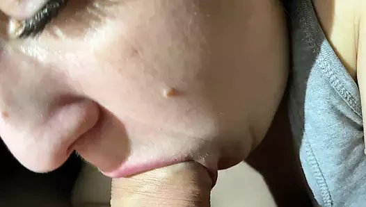 Güzelin ağzını spermle doldurdu, dayanamadı ve dudaklarına sperm döküldü