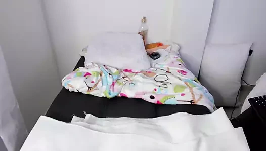 Kız iştah açıcı ve temiz amını gösteriyor