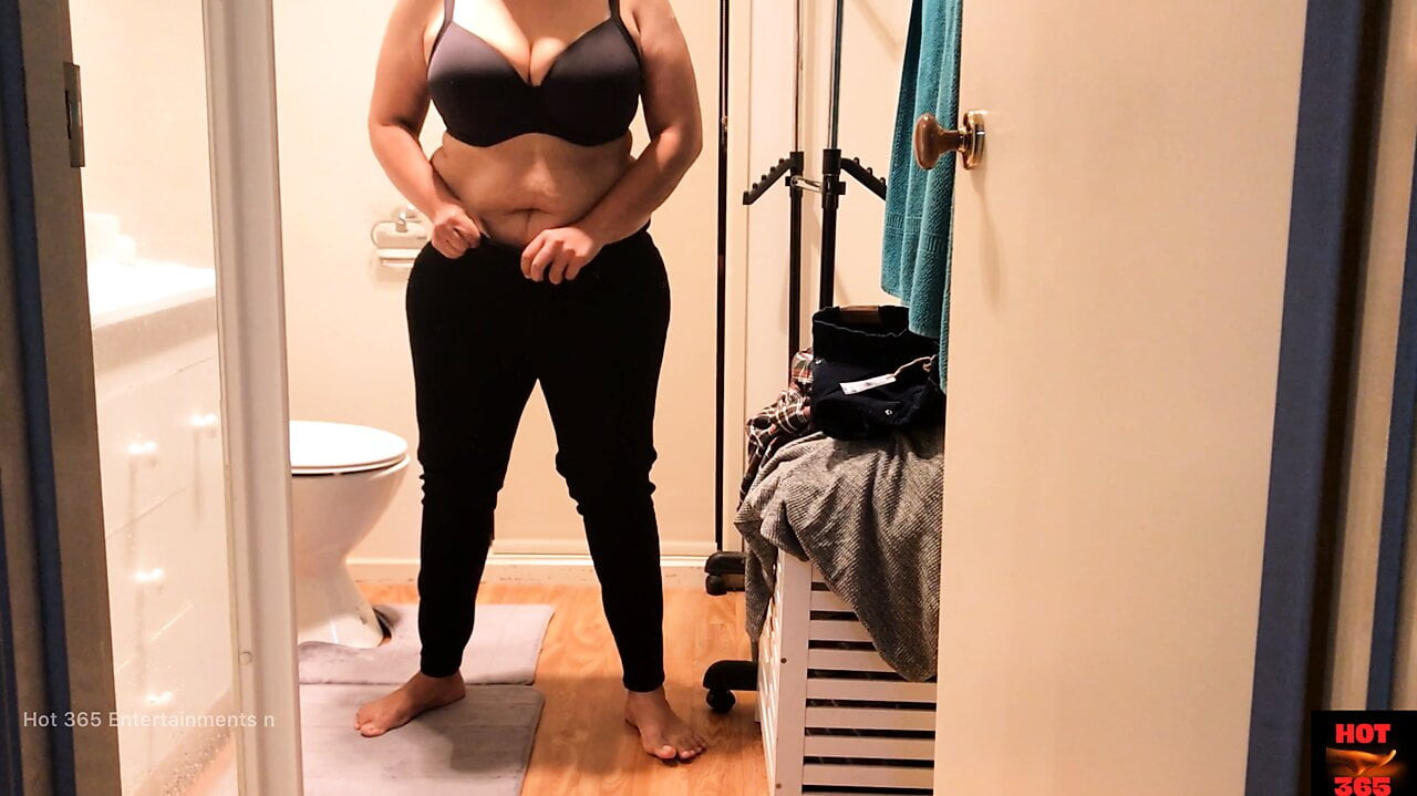 Güzel milf kıyafet değiştirme ve yanıp sönen sıcak kıvrımlar