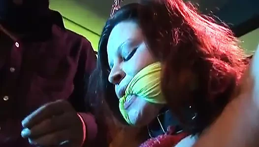 Kızıl saçlı Alman sürtük bdsm üçlü sekste iki adam tarafından sikiliyor