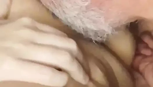 Sulu cocha yalıyor ve sonunda kuyruğuna boşalıyor