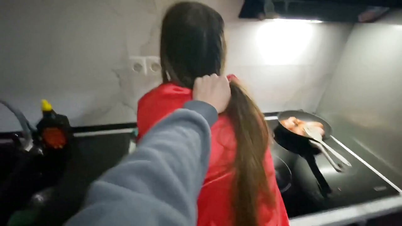 Ben akşam yemeğimizi pişirirken üvey erkek kardeşim beni mutfakta sikiyor