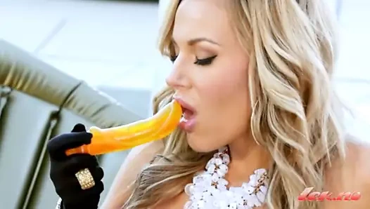 Oynak sıcak olivia olduğunu oynuyor ile ona traş kedi