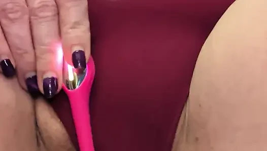 Genç erkek avcısı orta yaşlı seksi kadın lush mini kullanarak külotunu sırılsıklam ediyor