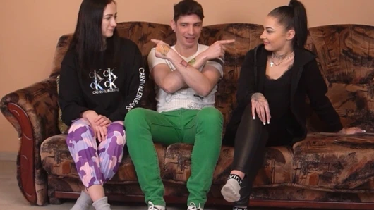 Bu iki kızın sana striptiz twister oyunu oynamayı öğretmesine izin ver