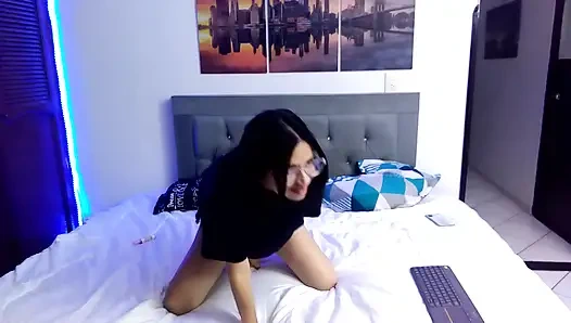 Orgazm olana kadar tutkuyla amcığıma mastürbasyon yapıyorum.