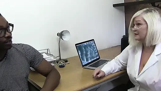 Erkek arkadaşımın üvey annesini bütün gece siktim