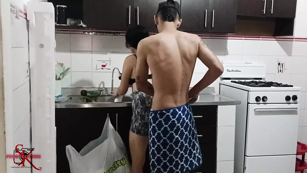 أختي كريس تطبخ وانتهى بي الأمر بأكل كسها